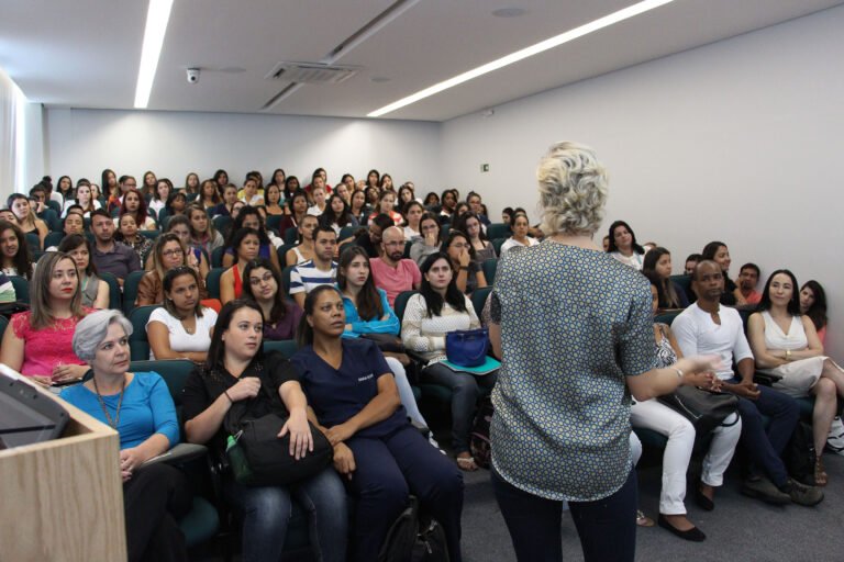 Em comemoração ao dia da Enfermagem, 12 de maio, a coordenação do curso de Enfermagem promoveu uma semana com diversas atividades para os alunos do curso. O tema abordado durante a semana foi a “Construção histórica e política da Enfermagem”. Dentro do contexto, foram apresentados trabalhos acadêmicos e realizada uma palestra com a vice-presidente da ABEn (Associação Brasileira de Enfermagem), Lívia Coser.