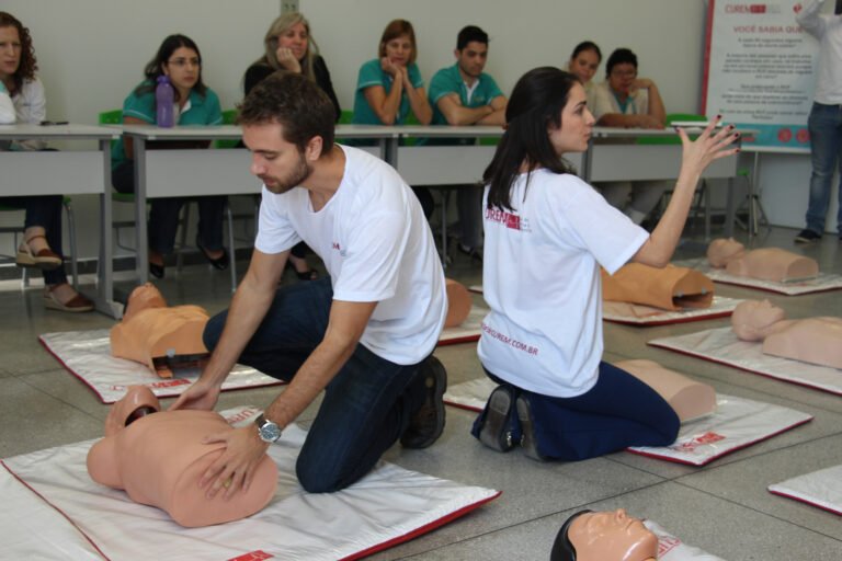 Durante a semana de 06 a 10 de junho, alunos do quinto ano do curso de Medicina da Faculdade Ciências Médicas – MG e profissionais do Curem (Cursos de Urgência e Emergência), realizaram um Treinamento de Reanimação Cardiopulmonar – RCP, ensinando técnicas para a realização da massagem, aos colaboradores de todos os institutos FELUMA.