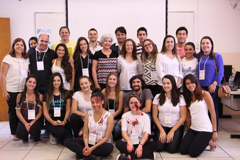 Alunos dos cursos de Medicina, Enfermagem, Psicologia e Fisioterapia, realizaram uma amostra do Simulado do Trauma na Mostra de Profissões do Colégio Santo Antônio. O evento que reproduz um acidente acompanhado de atendimento real, acontece todo ano durante o mês de outubro no Parque Municipal de Belo Horizonte.