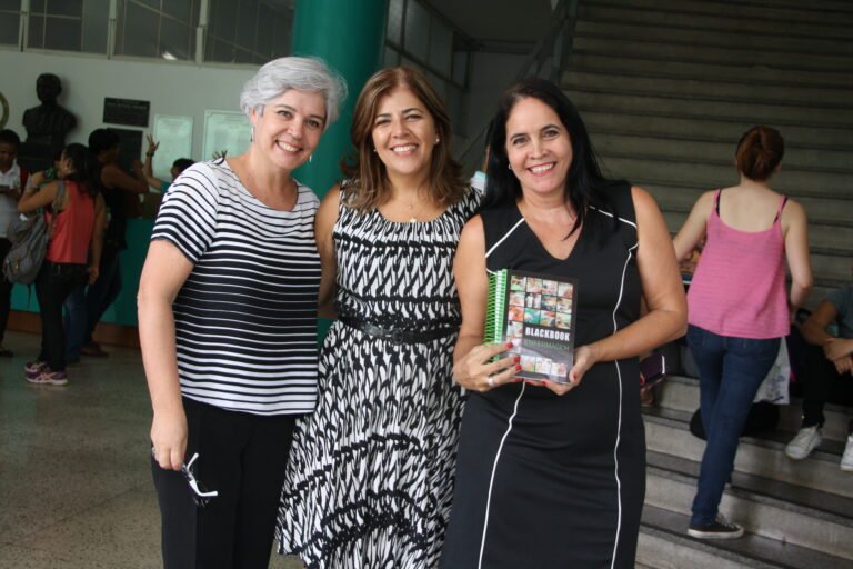 Aconteceu na sexta-feira, 11, no hall de entrada da Faculdade Ciências Médicas – MG, o lançamento do livro “Blackbook Enfermagem”.  A publicação da série Blackbook, traz um formato compacto que permite consultas no dia a dia, reunindo em 45 capítulos mais de 1.500 medicamentos, ilustrações e uma rápida localização de informações necessárias à prática da saúde.