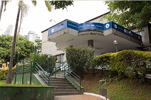 Estão em andamento as obras de construção de mais dez leitos de CTI no hospital Universitário São José. O hospital que já possui 18 leitos, ficará ainda no primeiro trimestre de 2014 com 28 leitos de CTI no total, aumentando com isso sua capacidade de tratamento intensivo.