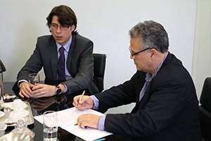 A Fundação Educacional Lucas Machado (FELUMA) por meio da pós-graduação Ciências Médicas, formaliza na terça-feira dia 18/02, a parceria com o Centro de Direito Educacional (CEDIN) para a realização do curso de extensão em Direito Médico e da Saúde, que tem seu início previsto para o dia 10 de março.