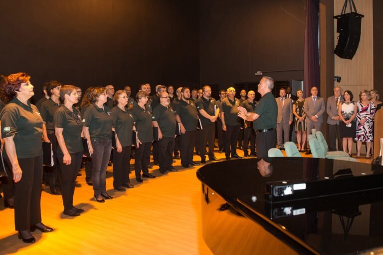 A Associação Médica de Minas Gerais (AMMG) reuniu, no Teatro Oromar Moreira, profissionais de medicina que completaram 50 anos de formados para serem homenageados, na noite de 16 de outubro.