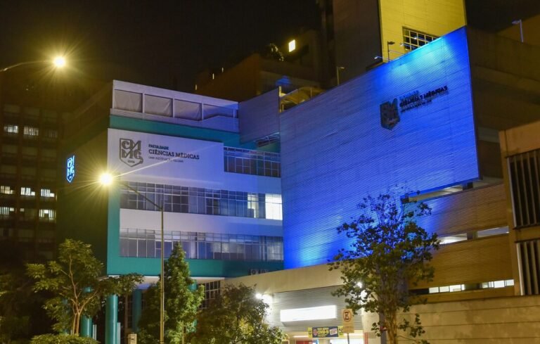 O “Março azul-marinho” é o mês de conscientização e combate ao câncer colorretal. Para apoiar a iniciativa da Sobed (Sociedade Brasileira de Endoscopia Digestiva), a Faculdade Ciências Médicas de Minas Gerais (FCM-MG) iluminou a fachada do seu edifício com a cor da campanha. O objetivo é conscientizar as pessoas sobre a importância da prevenção e do diagnóstico precoce dessa doença.