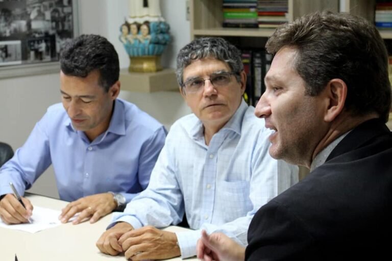 A Fundação Educacional Lucas Machado – Feluma, mantenedora da Ciências Médicas, estabeleceu parceria com a Santa Casa de Montes Claros, com o objetivo de oferecer pós-graduação na área da saúde e a realizar processos seletivos do hospital para residência médica e especialização hospitalar.