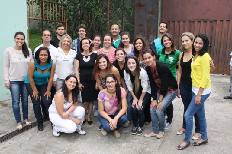 Na última semana, estudantes de todos os cursos da saúde da Faculdade se uniram para realizar uma atividade de educação em saúde com os alunos da Escola Municipal Wladimir de Paula Gomes, no bairro Caetano Furquim, região leste de Belo Horizonte (próximo à cidade de Sabará).