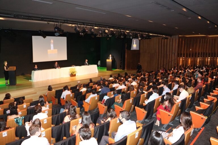 A Faculdade Ciências Médicas de Minas Gerais (FCM-MG), que celebrou 70 anos neste ano, realizou no dia 14 de dezembro, colação de grau em formato de live. A solenidade da 65ª Turma do curso de Medicina foi assistida por mais de 10 mil pessoas, pelo canal do Youtube da Faculdade e do Teatro Feluma.