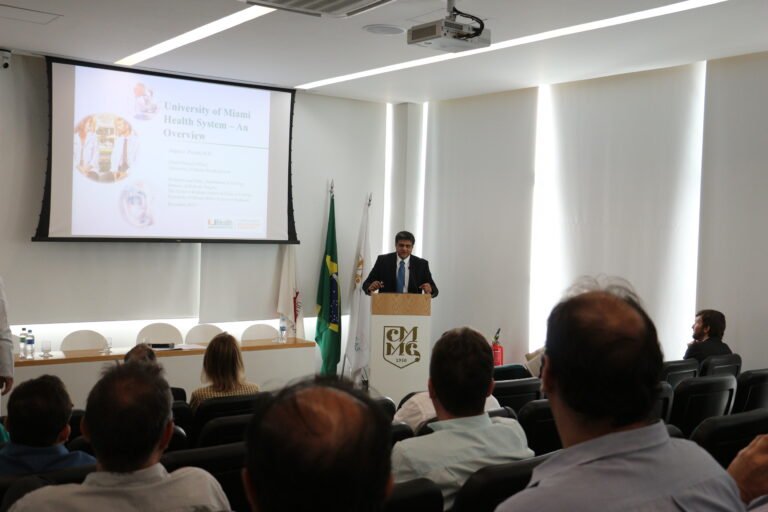 Ao comemorar um ano de funcionamento, a Cirurgia Robótica Ciências Médicas-MG (CRCM-MG) mantida pela Fundação Educacional Lucas Machado – FELUMA, atinge o excelente número de 120 cirurgias realizadas.