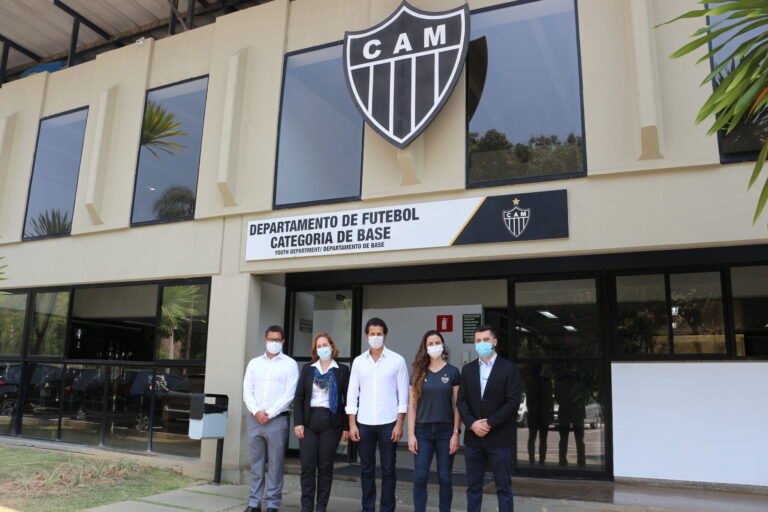 Os representantes da Pós-graduação Ciências Médicas de Minas Gerais (PGCM - MG) estiveram na sede da Cidade do Galo para oficializar a parceria com o Clube Atlético Mineiro (CAM), na última sexta-feira, 24 de setembro de 2021. Para curso de Fisioterapia Ortopédica e Desportiva