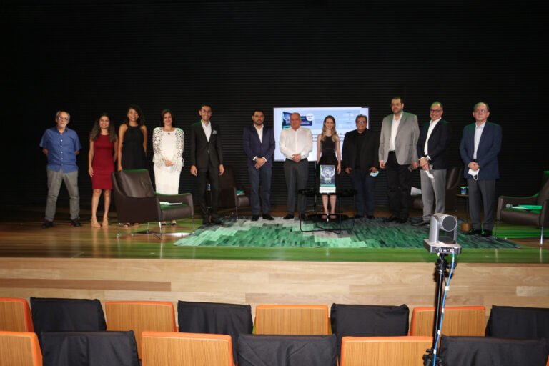 A Editora Ciências Médicas e o Instituto de Cirurgia Robótica Ciências Médicas (CRCM) realizaram a live de lançamento do livro “Cirurgia Robótica - Princípios e Fundamentos”, primeira obra multidisciplinar mundial com foco em procedimentos cirúrgicos, elaborada por conceituados especialistas da área, que aborda a Cirurgia Robótica aplicada em especialidades médicas como Urologia, Cirurgia Geral, Cirurgia Torácica, Cirurgia de Cabeça e Pescoço, Ginecologia, Coloproctologia e Anestesiologia.