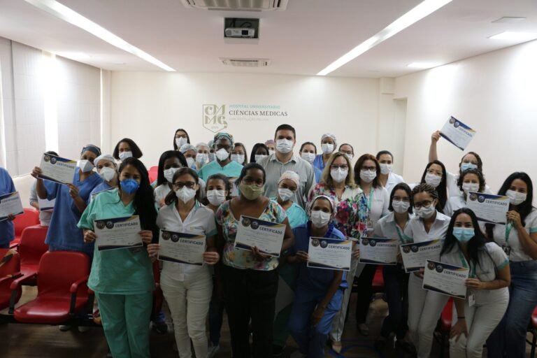 O curso de Enfermagem da Faculdade Ciências Médicas de Minas Gerais (FCM-MG) e os profissionais de Enfermagem da área assistencial do Hospital Universitário Ciências Médicas (HUCM-MG) receberam homenagens do Conselhos Federal (Cofen) e Regional (Coren) de Enfermagem.