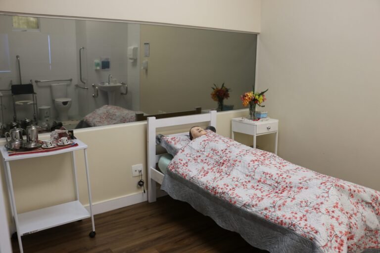 A Faculdade Ciências Médicas de Minas Gerais, buscando proporcionar cada vez mais a excelência no desenvolvimento de habilidades e competências dos alunos, inaugura a Casa Simulada que funcionará no Laboratório de Habilidades e Simulação Realística (LabSim).