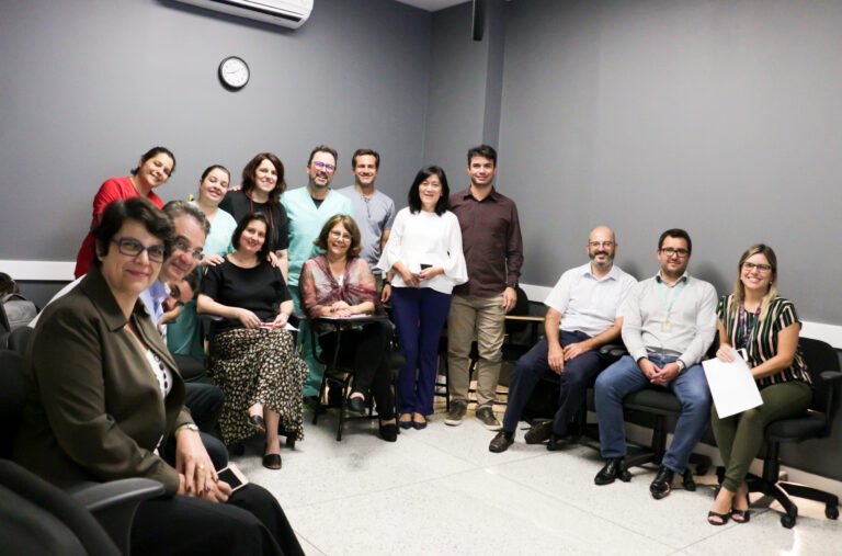 Cerca de 30 docentes dos cursos enfermagem, fisioterapia, medicina e psicologia da Faculdade Ciências Médicas participaram do “Programa de capacitação para elaboração de cenários não técnicos de simulação realística em saúde”. Um projeto interdisciplinar que propõe cenários comportamentais com foco na comunicação assertiva.