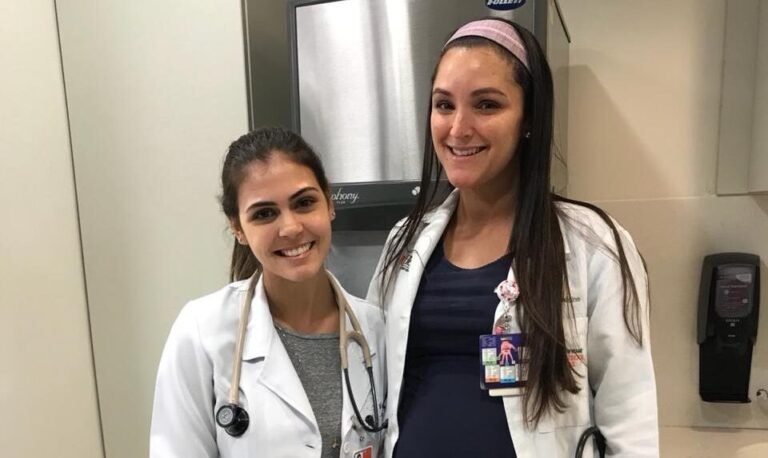 A Faculdade Ciências Médicas de Minas Gerais fechou um acordo de cooperação com a Universidade de Miami (Miami University) para oferecer aos seus estudantes de graduação em medicina a possibilidade de realizar internatos internacionais, ou o popularmente conhecido estágio prático obrigatório, que os estudantes do 5º e 6º anos de medicina precisam fazer no âmbito do currículo deles.