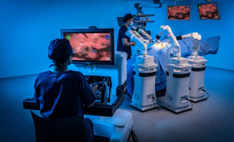 A Faculdade Ciências Médicas de Minas Gerais, em parceria com a CMR Surgical Brasil, empresa global de robótica cirúrgica, realizará demonstração do Sistema Robótico Cirúrgico Versius, plataforma de última geração que foi especialmente projetada para atender às necessidades dos pacientes, dos cirurgiões e equipes cirúrgicas.