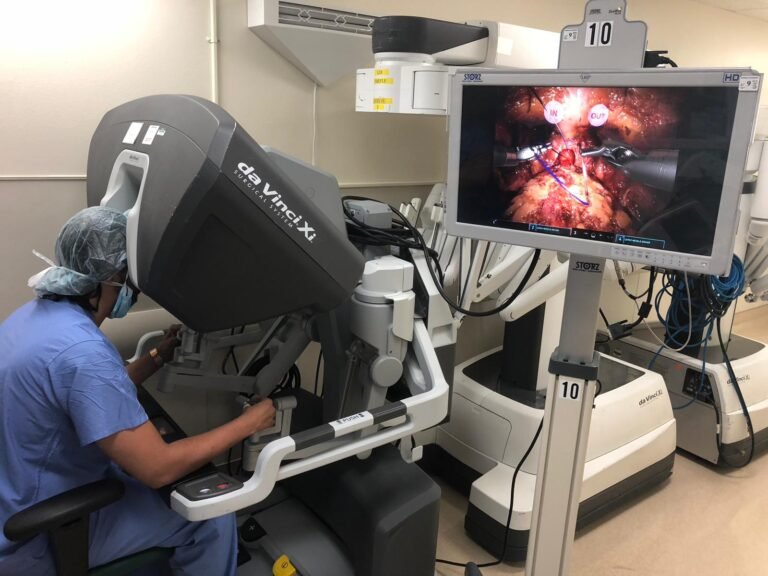 O Urologista Bruno Nahar da Universidade de Miami apresentou no hospital Vila da Serra novas técnicas de cirurgia robótica. A vinda do cirurgião a Belo Horizonte faz parte da parceria firmada com a Feluma para disseminação da tecnologia no estado e formação de especialistas na área.