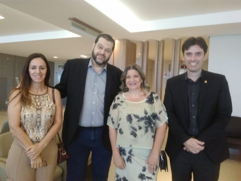 No sábado, 31/08, Dr. Marcelo Takeo, Cirurgião Urologista do UMC, realizou, junto com a equipe médica, procedimentos cirúrgicos, por meio do Robô Da Vinci, no UMC.  Ao levar o 1º robô de ponta para o Triângulo Mineiro, o Instituto de Robótica Ciências Médicas (Mantenedora Feluma) amplia oferta de robôs em hospitais e já ultrapassa mais de 1.100 procedimentos realizados, desde a criação há dois anos e meio.