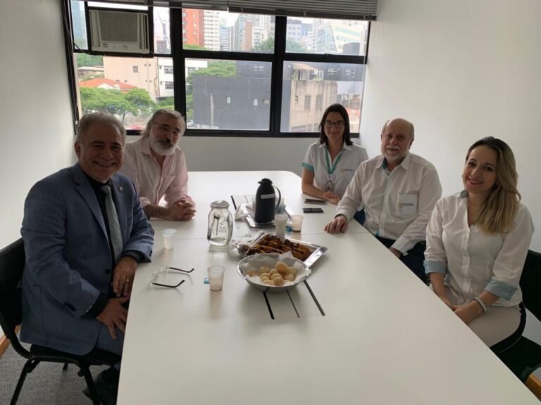 Na tarde do dia 30, o Centro de Investigação Clínica, parte do Centro de Investigação Clínica Núcleo de Ensino e Pesquisa (NEP) do Hospital Universitário Ciências Médicas de Minas Gerais (HUCM-MG), recebeu a visita do presidente da Sociedade Brasileira de Cardiologia, Dr. Marcelo Antônio Cartaxo Queiroga Lopes. 