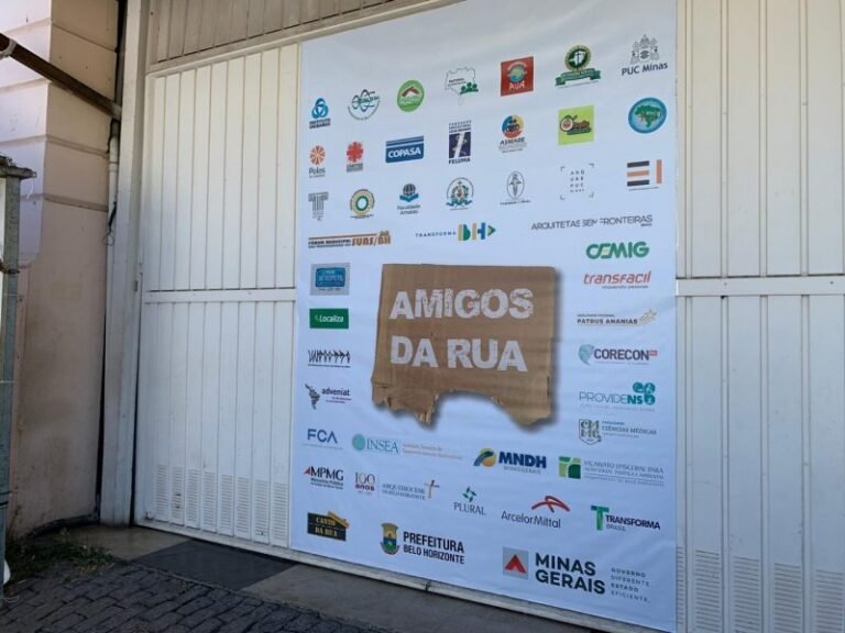 As portas da Serraria Souza Pinto estão abertas, desde o dia 13 de junho, para acolher moradores em situação de rua de Belo Horizonte, que hoje são mais de 9.066 pessoas. Sensibilizada e consciente da necessidade desses moradores, ainda mais vulneráveis neste momento de pandemia, a Feluma – Fundação Educacional Lucas Machado entrou em parceria com a Pastoral de Rua da Arquidiocese de BH na ação chamada “Canto da Rua Emergencial”. Foram doados, para um período de 90 dias, kits de higiene pessoal e desinfecção, que estão sendo entregue aos que procurarem o local.