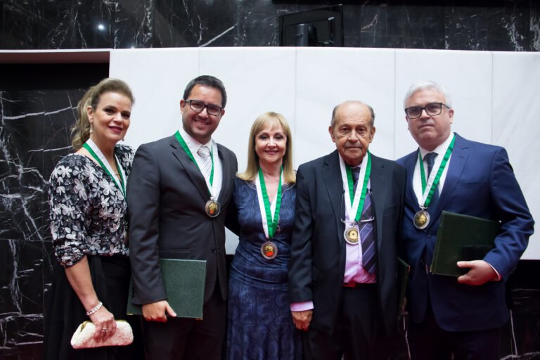 Da esquerda pra direita – Henriqueta Teixeira (egressa); Rafael Duarte Silva (Vice-diretor da FCM-MG); Maria da Glória Machado (coordenadora do Mestrado);  Milton Malheiro (professor da FCM-MG); Marcelo Miranda e Silva (diretor acadêmico da Pós-Graduação). recebem homenagem na ALMG