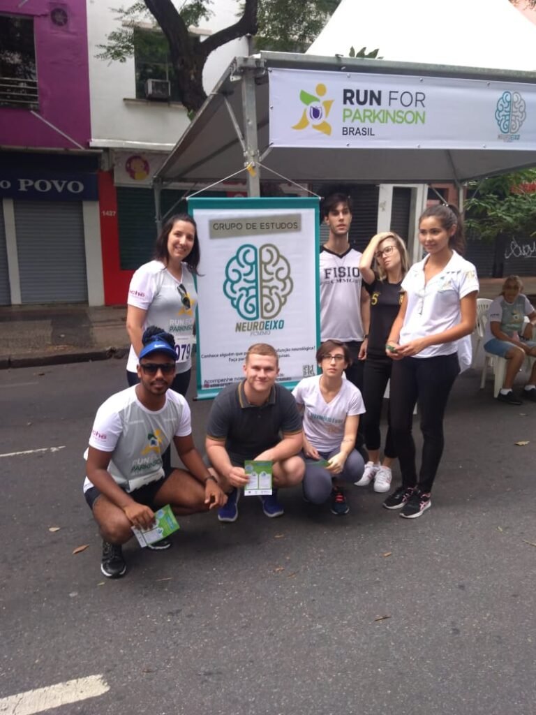 A 8ª edição da “Run for Parkinson”, corrida organizada pela Associação de Parkinsonianos de MG que aconteceu na Praça da Savassi no dia 14 de abril, reuniu cerca de 1.200 participantes e contou com o apoio dos alunos do projeto de extensão da Faculdade Ciências Médicas, “Viva Melhor com Parkinson”, do Estágio supervisionado em fisioterapia aplicada às disfunções neurológicas e do Neuroeixo. 