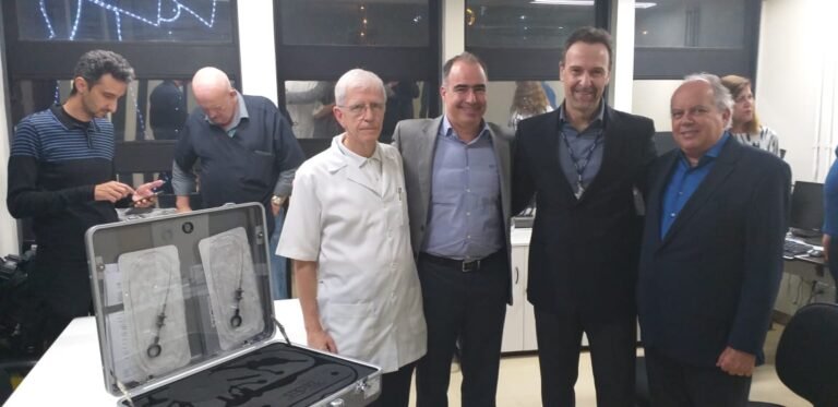 O Fibroscópio, que acaba de chegar ao Hospital João XXIII, é um aparelho fibronazo de grande importância nos exames de urgência, principalmente, na retirada de corpo estranho, hemorragia digestiva, hemorragia de via aérea ou alguma outra obstrução das vias aéreas superiores.