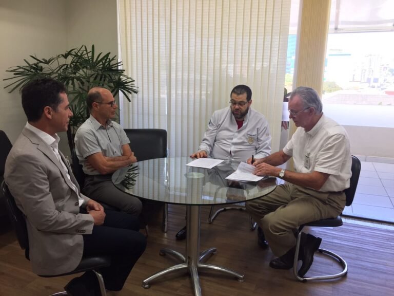 Próximo da comemoração de um ano de operação em Minas Gerais e cerca 80 cirurgias realizadas, a Cirurgia Robótica Ciências Médicas-MG (CRCM-MG) firma uma nova e importante parceria. Agora, os pacientes terão a possibilidade de realizar as cirurgias também no Hospital Felício Rocho.