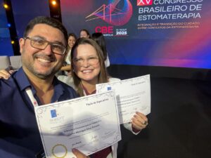 Entre os dias 15 e 19 de outubro de 2025, professores e alunos da Pós-Graduação em Enfermagem em Estomaterapia da Faculdade Ciências Médicas de Minas Gerais (FCM-MG) marcaram presença no XV Congresso Brasileiro de Estomaterapia, realizado em Florianópolis (SC).